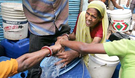 Women fighting for water in India